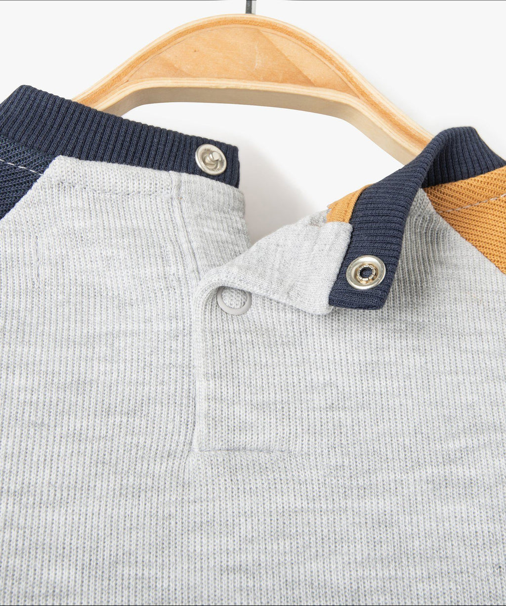 Snap neckline detail Gémo Lulu Castagnette sweatshirt